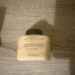 Makeup Revolution Luxury Baking Powder in Banana